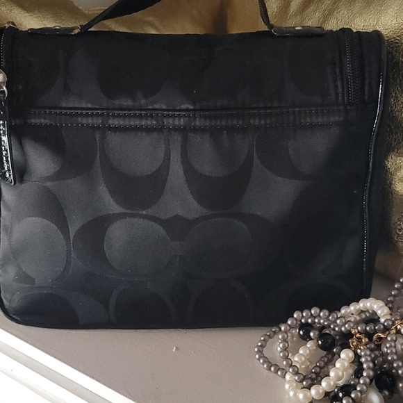 Gently/barely used medium coach cosmetic bag - Picture 4 of 8